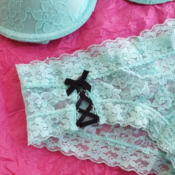 NWOT La Senza lace lingerie set, 34C/XS - Picture 2 of 7